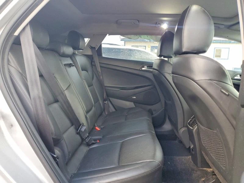 Hyundai Tucson 2.4L 4 Front-wheel Drive, снимка 11 - Автомобили и джипове - 53964317