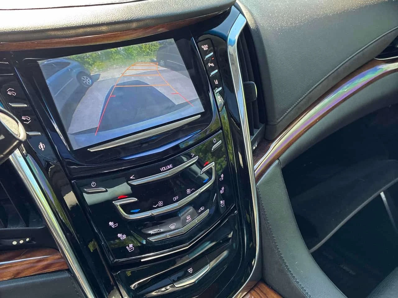 Cadillac Escalade LUXURY AWD * ПОДГРЕВИ* ОБДУХВАНЕ* ПАНОРАМА* , снимка 12 - Автомобили и джипове - 55047109