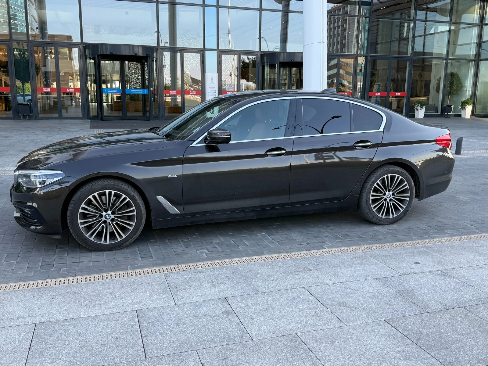 BMW 530 xDrive // Adaptive LED - изображение 7