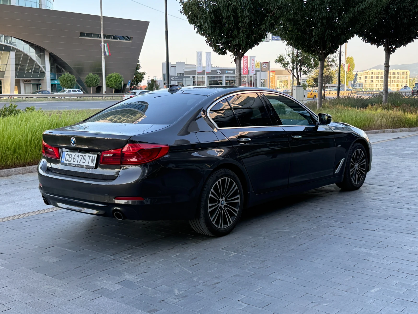 BMW 530 xDrive // Adaptive LED - изображение 4