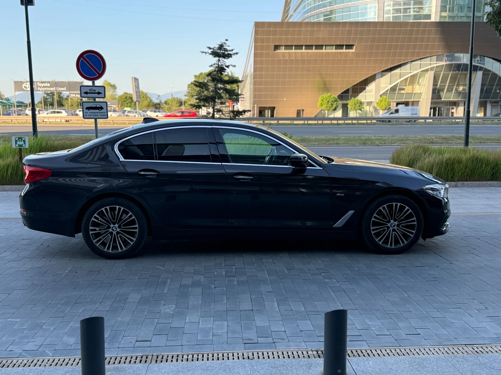 BMW 530 xDrive // Adaptive LED - изображение 2