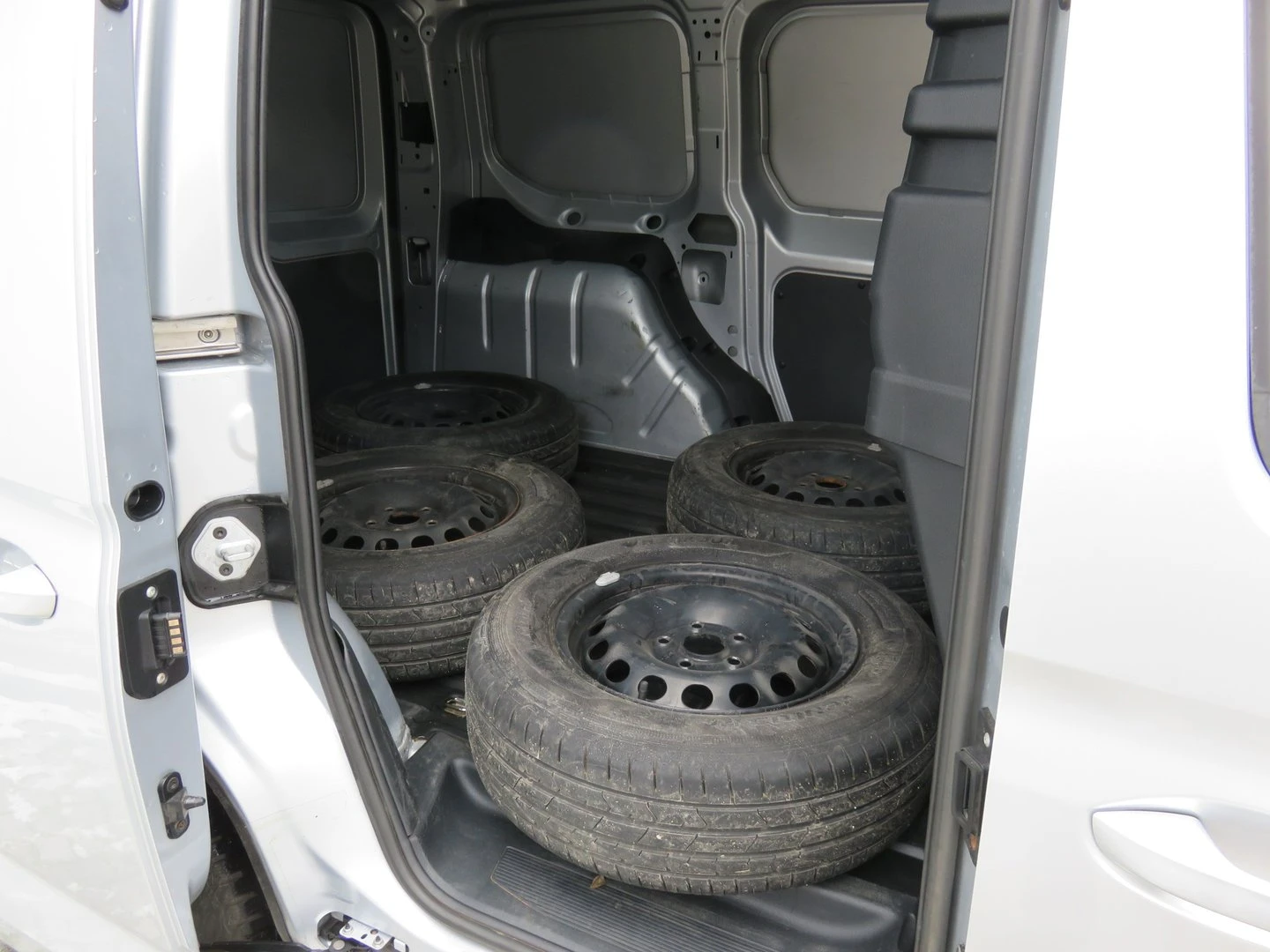 VW Caddy Cargo 3.1 m3 TDI, снимка 16 - Автомобили и джипове - 54331256