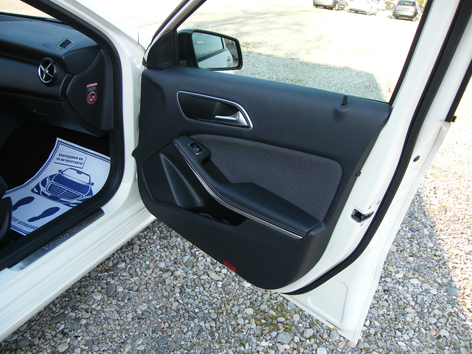 Mercedes-Benz A 180 1.6i EURO 6B, снимка 15 - Автомобили и джипове - 53737614