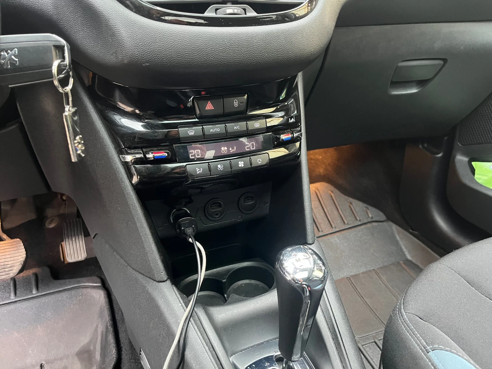 Peugeot 208 1.6 eHdi, снимка 14 - Автомобили и джипове - 53990656