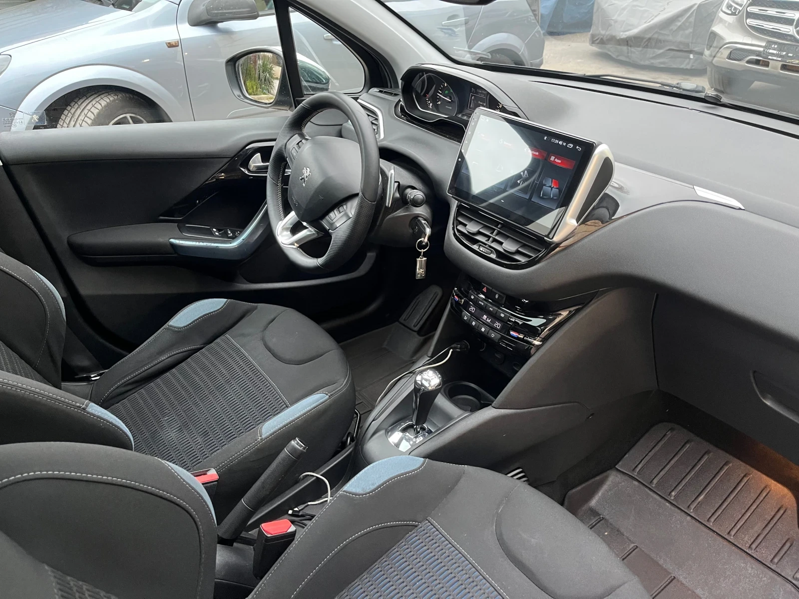 Peugeot 208 1.6 eHdi, снимка 15 - Автомобили и джипове - 53990656