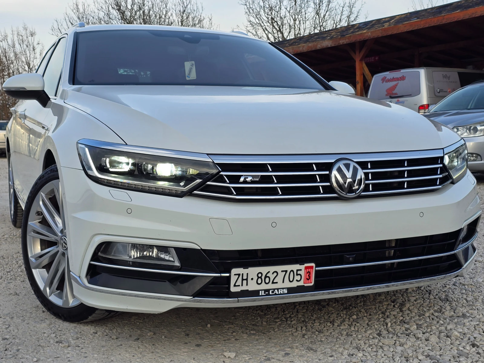 VW Passat 2.0BiTDI/3XR-LINE/360кам/ПАНОР./МАСАЖ/FULL/ШВЕЙЦ., снимка 9 - Автомобили и джипове - 54208600