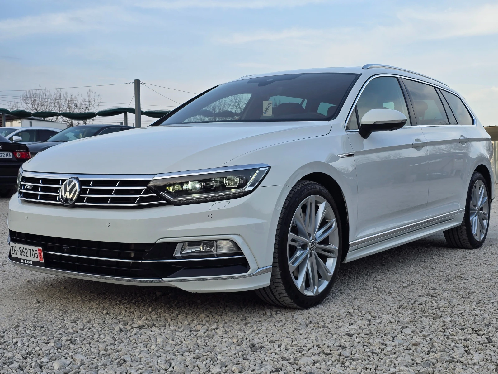 VW Passat 2.0BiTDI/3XR-LINE/360кам/ПАНОР./МАСАЖ/FULL/ШВЕЙЦ., снимка 3 - Автомобили и джипове - 54208600