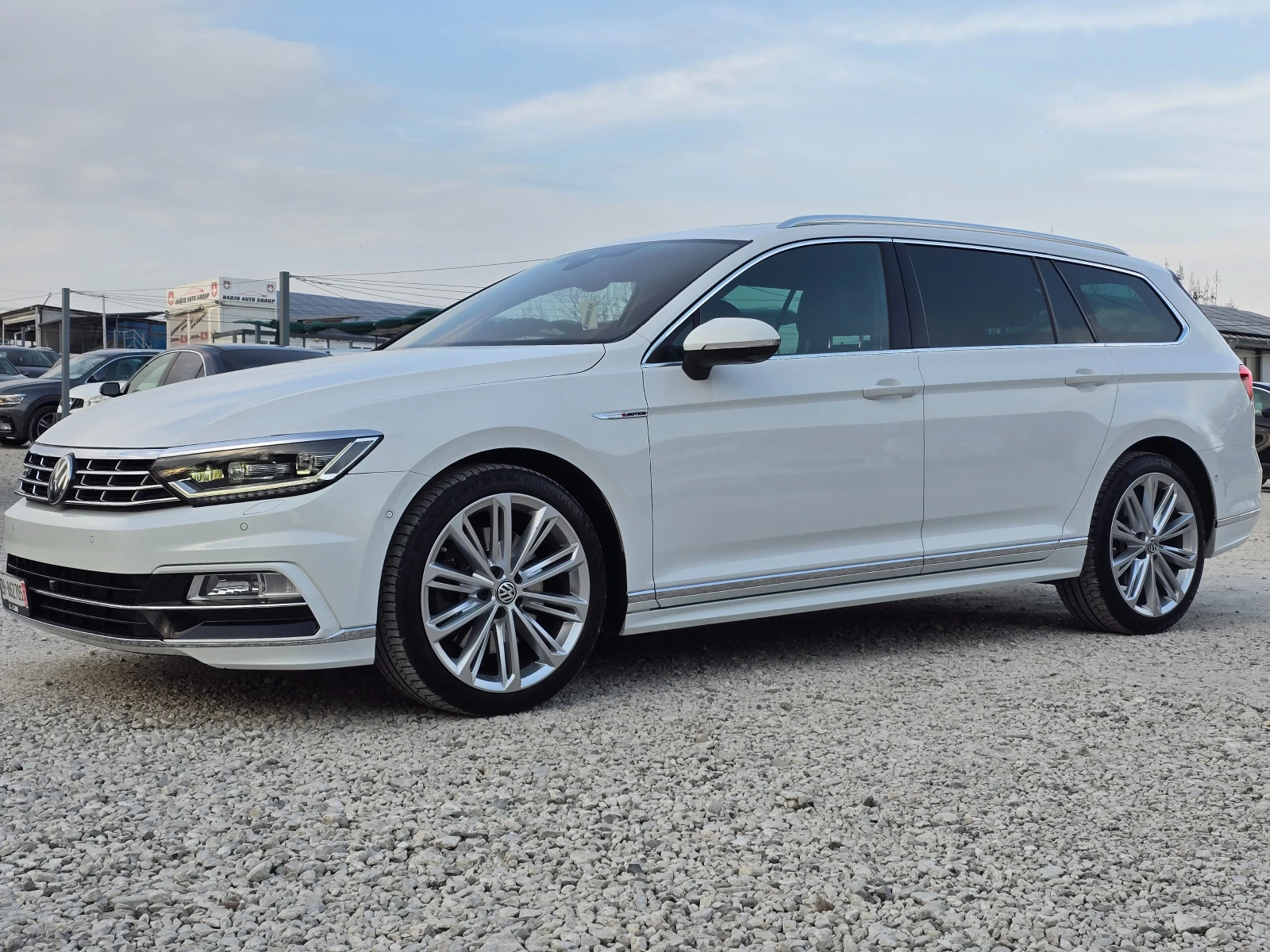 VW Passat 2.0BiTDI/3XR-LINE/360кам/ПАНОР./МАСАЖ/FULL/ШВЕЙЦ., снимка 4 - Автомобили и джипове - 54208600