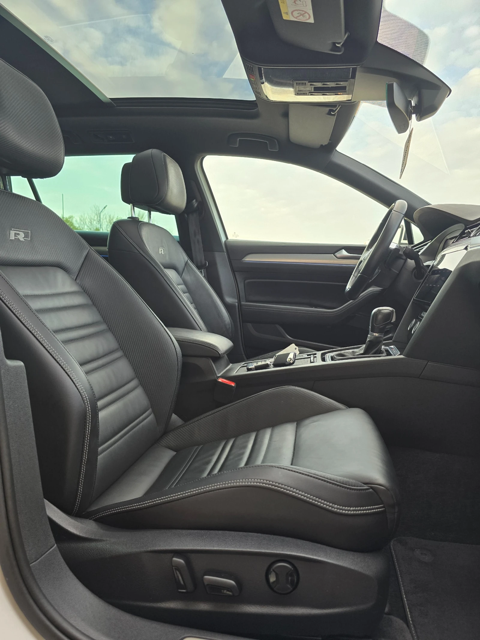 VW Passat 2.0BiTDI/3XR-LINE/360кам/ПАНОР./МАСАЖ/FULL/ШВЕЙЦ., снимка 13 - Автомобили и джипове - 54208600