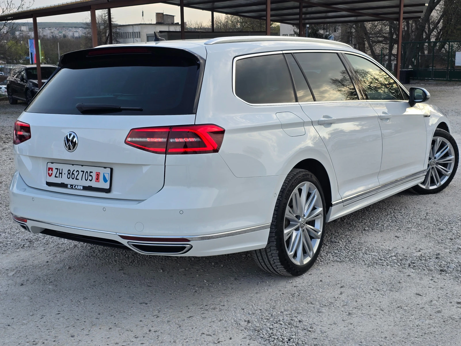 VW Passat 2.0BiTDI/3XR-LINE/360кам/ПАНОР./МАСАЖ/FULL/ШВЕЙЦ., снимка 6 - Автомобили и джипове - 54208600