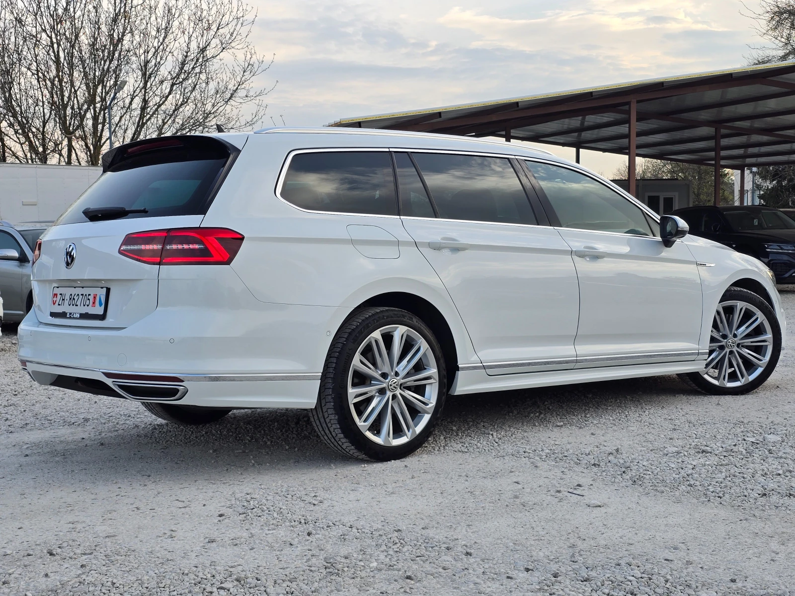 VW Passat 2.0BiTDI/3XR-LINE/360кам/ПАНОР./МАСАЖ/FULL/ШВЕЙЦ., снимка 7 - Автомобили и джипове - 54208600