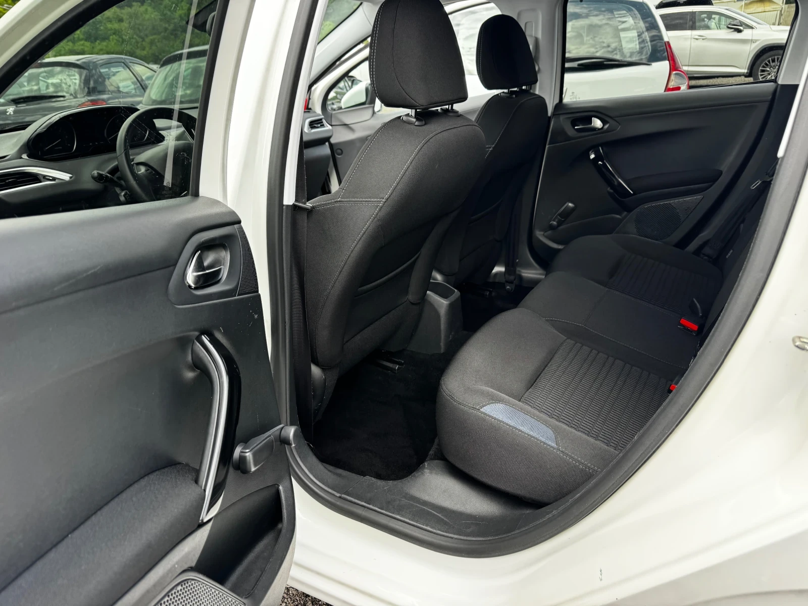 Peugeot 208 1.4 HDI-Allure!!!!, снимка 10 - Автомобили и джипове - 55376601