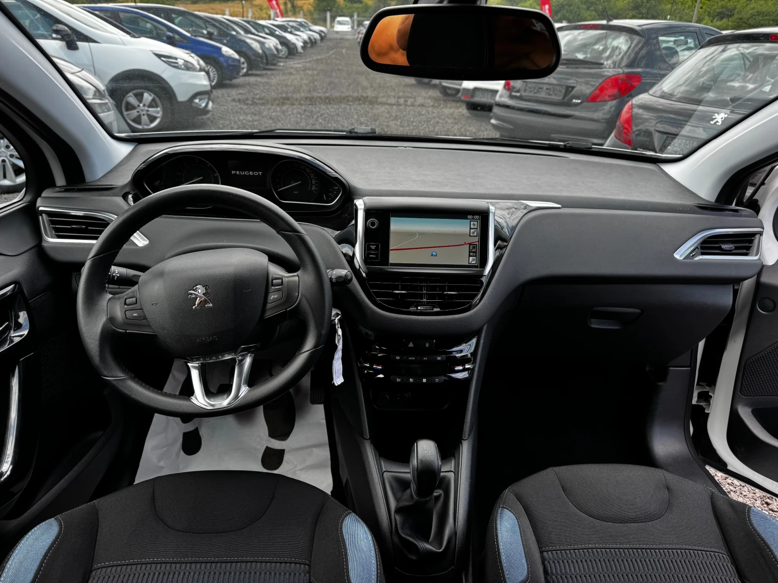 Peugeot 208 1.4 HDI-Allure!!!!, снимка 11 - Автомобили и джипове - 55376601