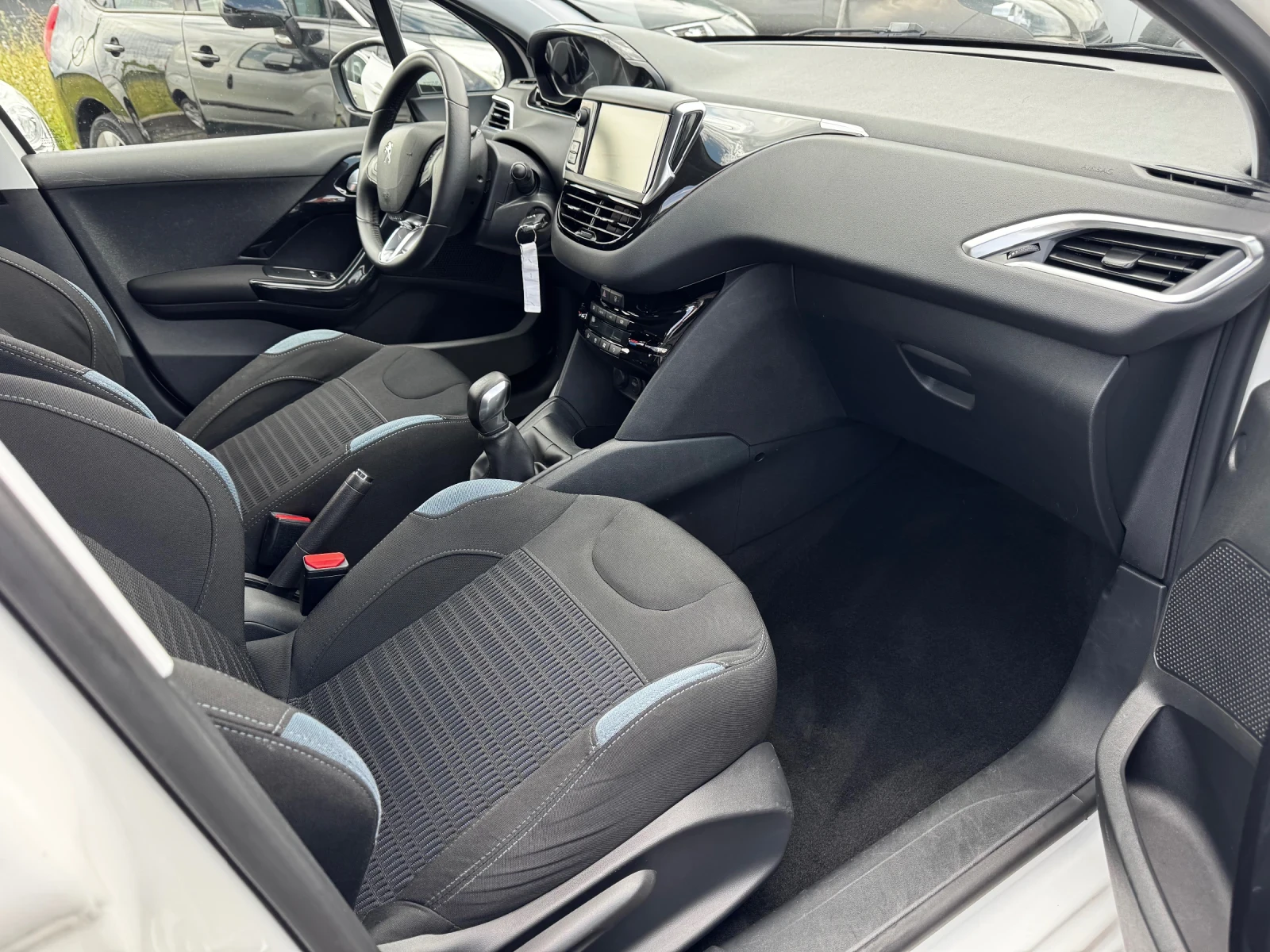 Peugeot 208 1.4 HDI-Allure!!!!, снимка 12 - Автомобили и джипове - 55376601