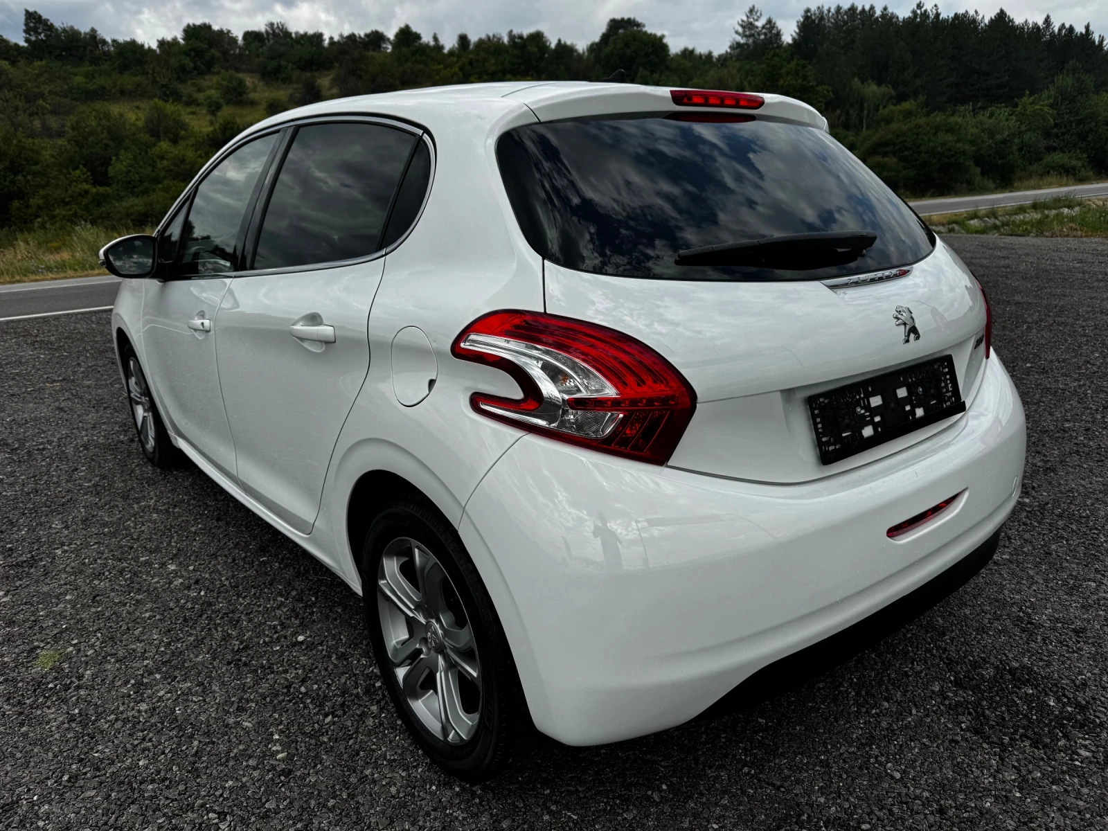 Peugeot 208 1.4 HDI-Allure!!!!, снимка 4 - Автомобили и джипове - 55376601