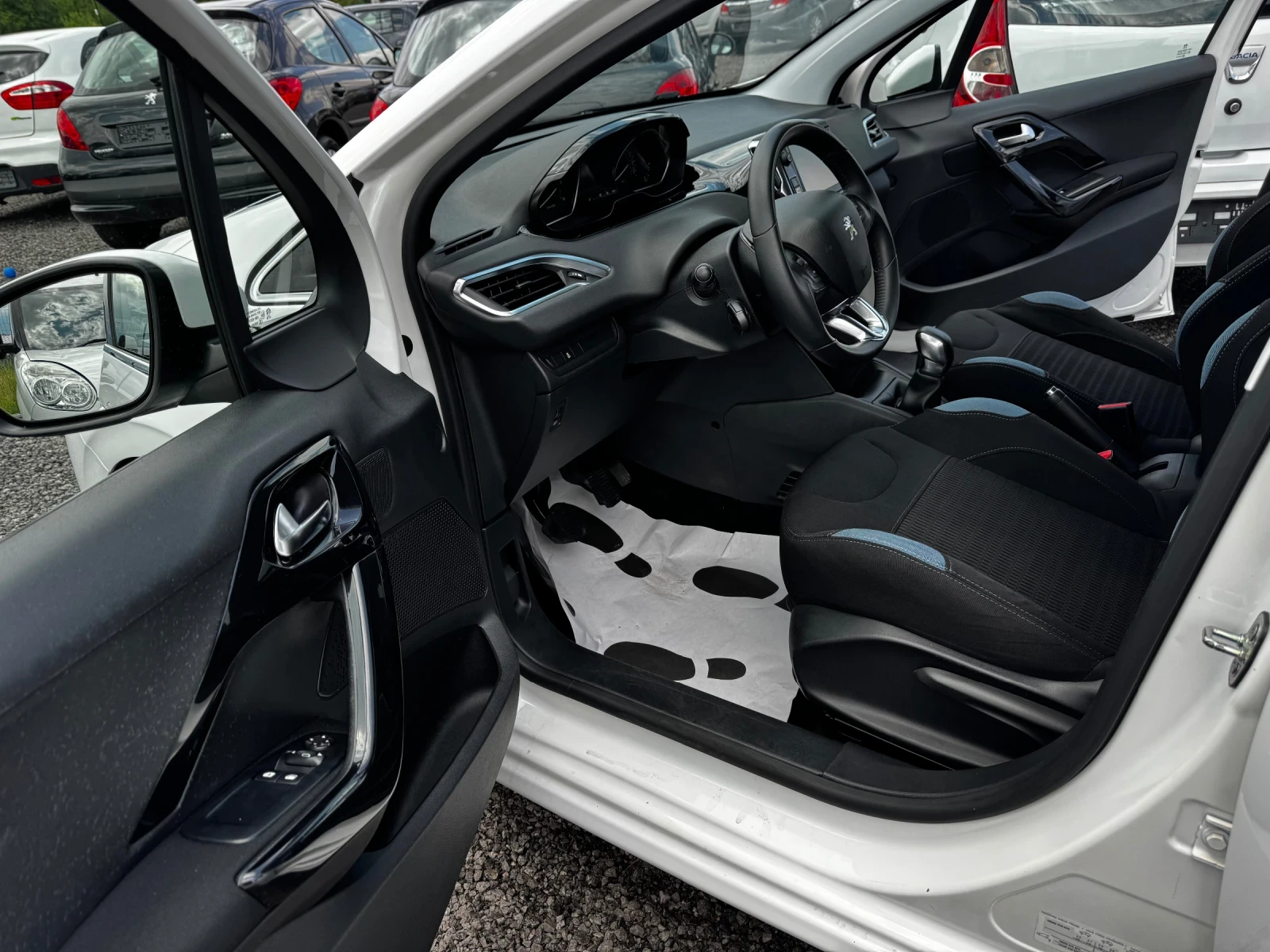Peugeot 208 1.4 HDI-Allure!!!!, снимка 7 - Автомобили и джипове - 55376601