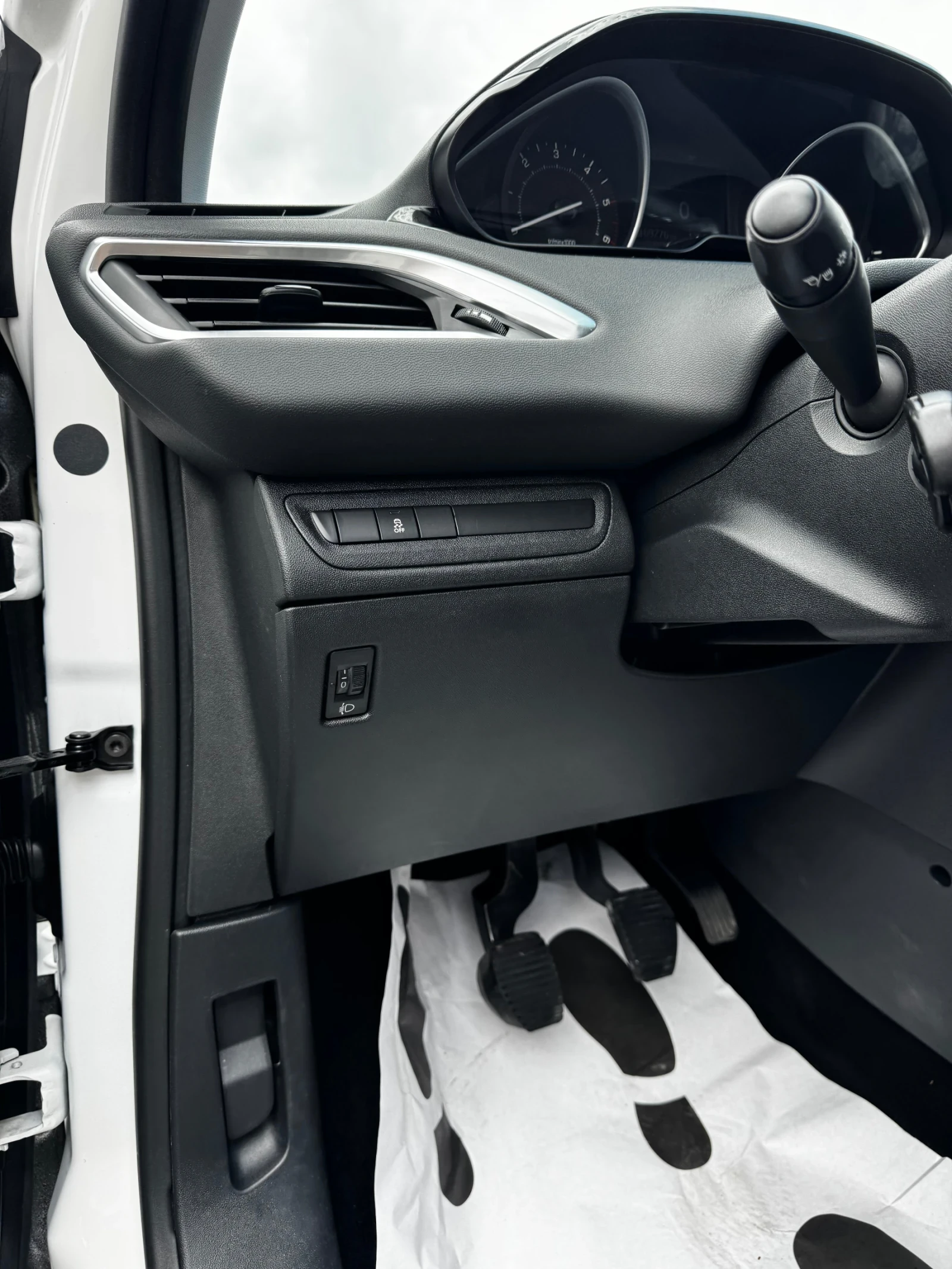Peugeot 208 1.4 HDI-Allure!!!!, снимка 16 - Автомобили и джипове - 55376601