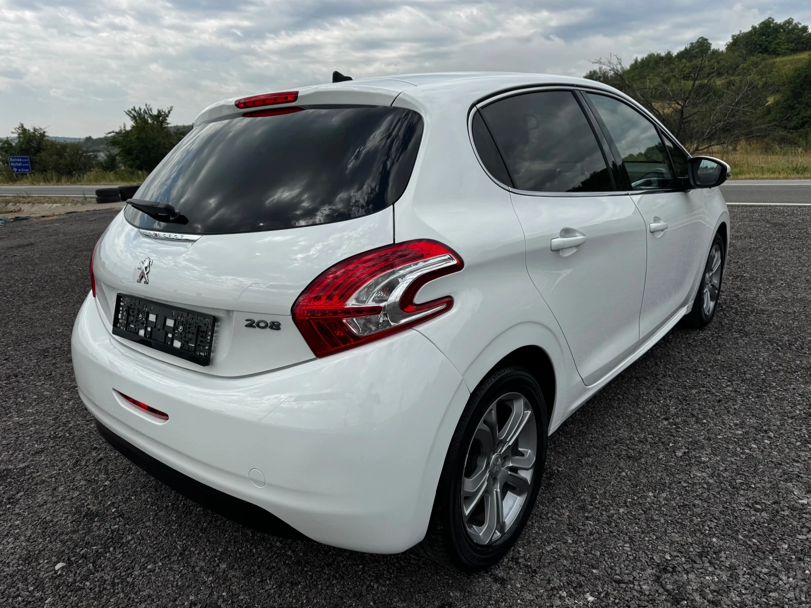 Peugeot 208 1.4 HDI-Allure!!!!, снимка 6 - Автомобили и джипове - 55376601