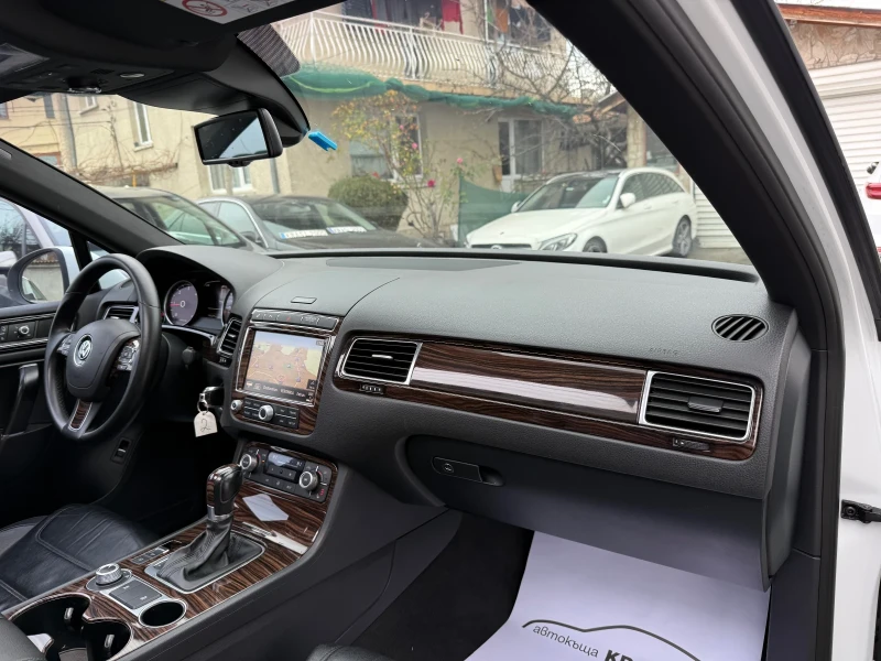 VW Touareg 3.0TDI FACELIFT R-LINE PANORAMA NAVI XENON, снимка 12 - Автомобили и джипове - 52795556