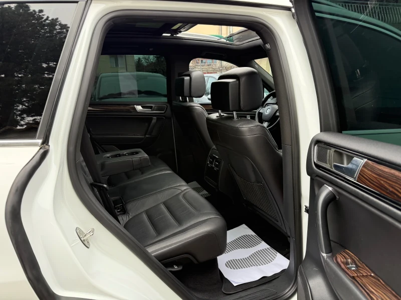 VW Touareg 3.0TDI FACELIFT R-LINE PANORAMA NAVI XENON, снимка 14 - Автомобили и джипове - 52795556