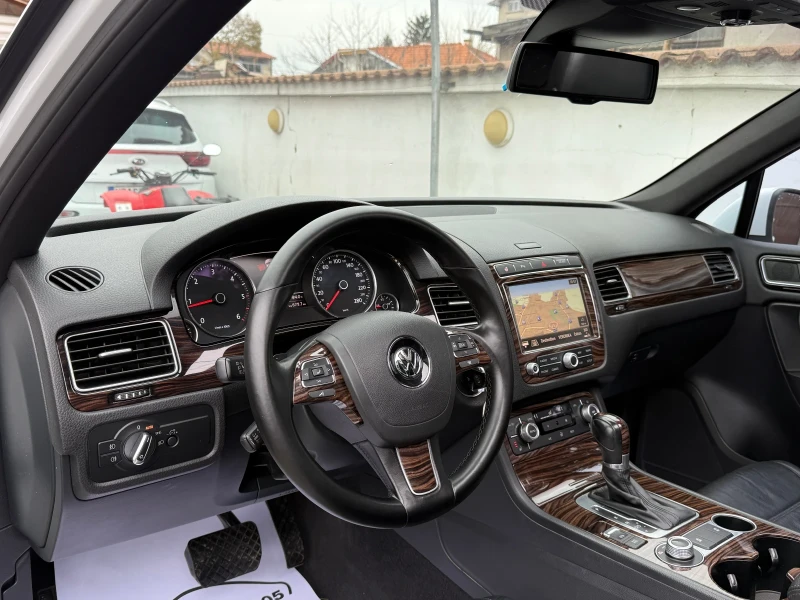 VW Touareg 3.0TDI FACELIFT R-LINE PANORAMA NAVI XENON, снимка 8 - Автомобили и джипове - 52795556