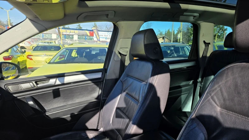 VW Touareg 3.0tdi* 245кс* * Панорама* * кожа, снимка 12 - Автомобили и джипове - 52825750
