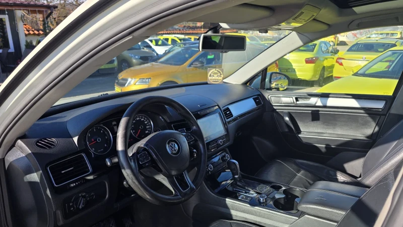 VW Touareg 3.0tdi* 245кс* * Панорама* * кожа, снимка 11 - Автомобили и джипове - 52825750