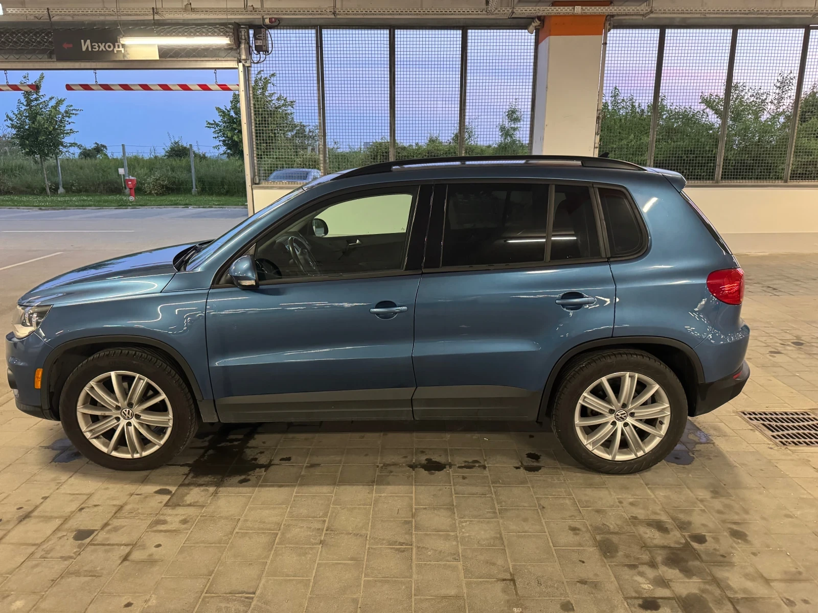 VW Tiguan 2.0 tsi , снимка 6 - Автомобили и джипове - 54826626