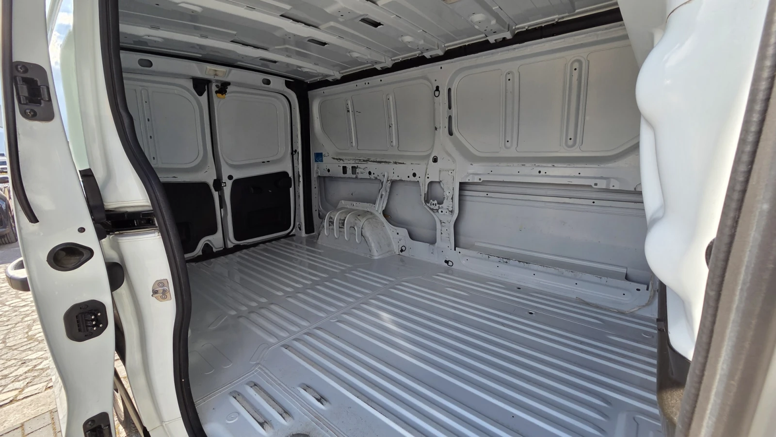 Renault Trafic 2.0dCi/120к.с./L2H1, снимка 10 - Бусове и автобуси - 54621038