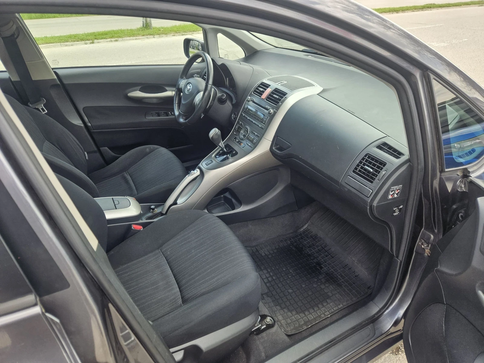 Toyota Auris 1.6 I avtomat  125 k.c., снимка 10 - Автомобили и джипове - 54388142
