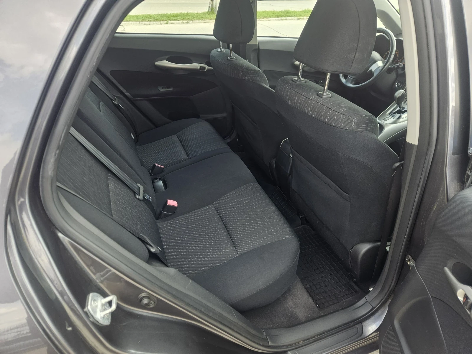 Toyota Auris 1.6 I avtomat  125 k.c., снимка 11 - Автомобили и джипове - 54388142