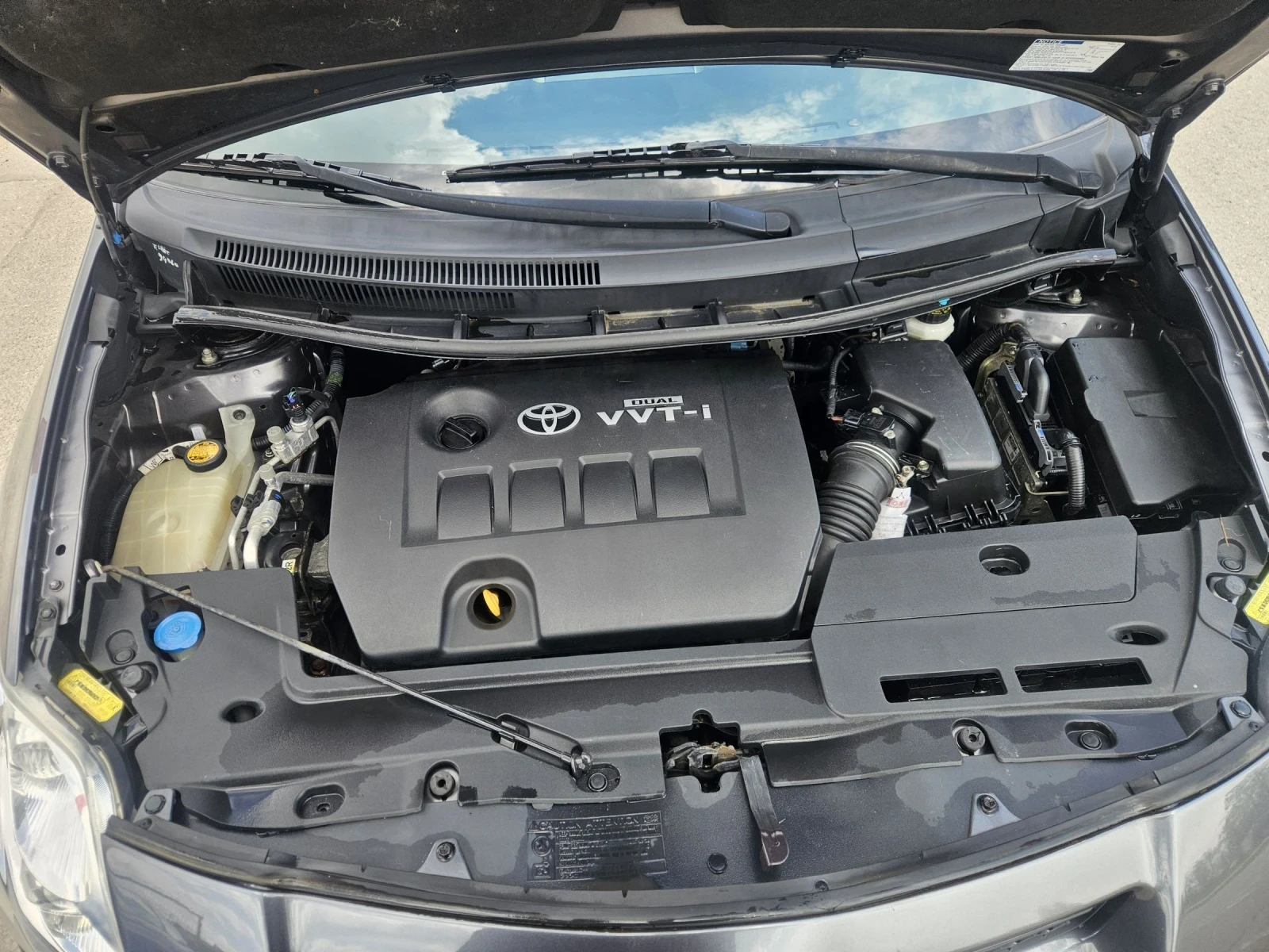Toyota Auris 1.6 I avtomat  125 k.c., снимка 15 - Автомобили и джипове - 54388142