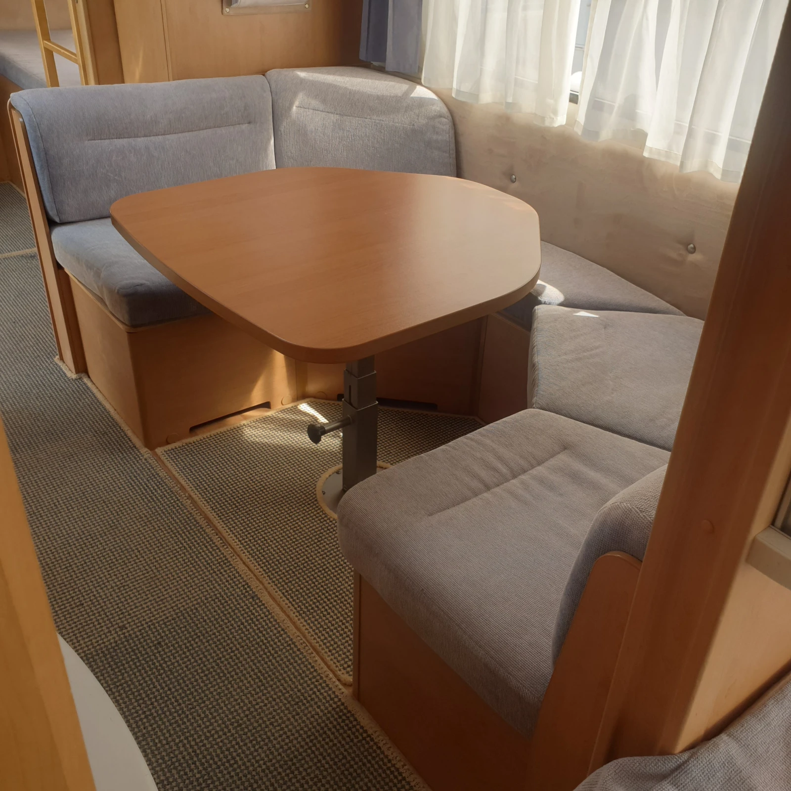 Каравана Knaus  SUDWIND 650 FSK, снимка 13 - Каравани и кемпери - 55617392