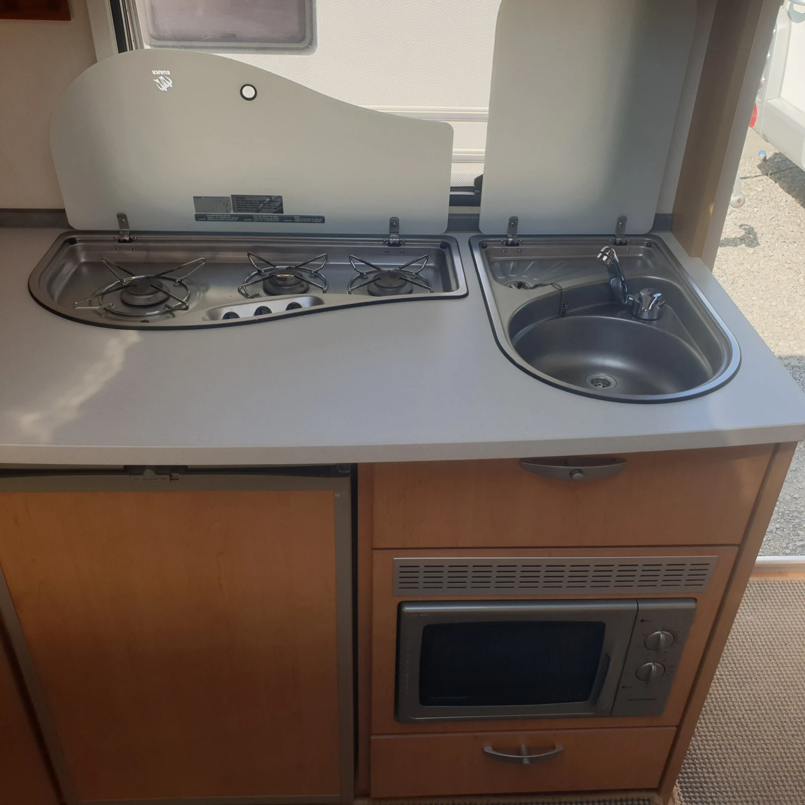 Каравана Knaus  SUDWIND 650 FSK, снимка 14 - Каравани и кемпери - 55617392