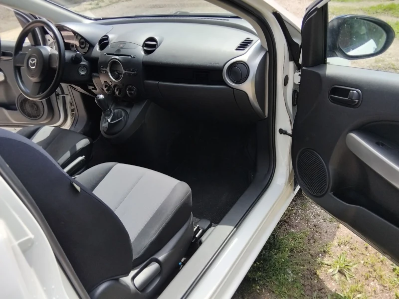 Mazda 2 1.4 , снимка 9 - Автомобили и джипове - 52356062
