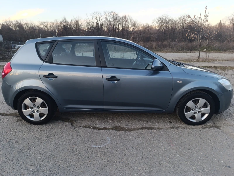Kia Ceed 1.6i, снимка 4 - Автомобили и джипове - 53205600