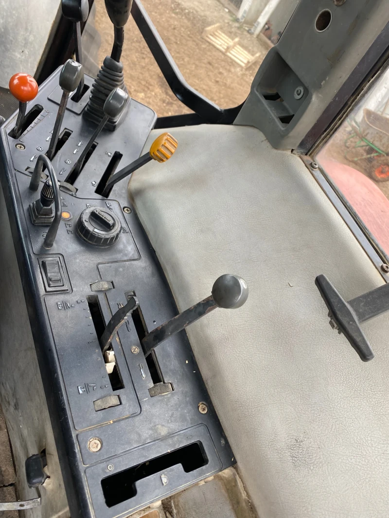 Трактор CASE IH 5150(132кс) с челен товарач КЛИМАТИК/ БАРТЕР, снимка 9 - Селскостопанска техника - 52671694