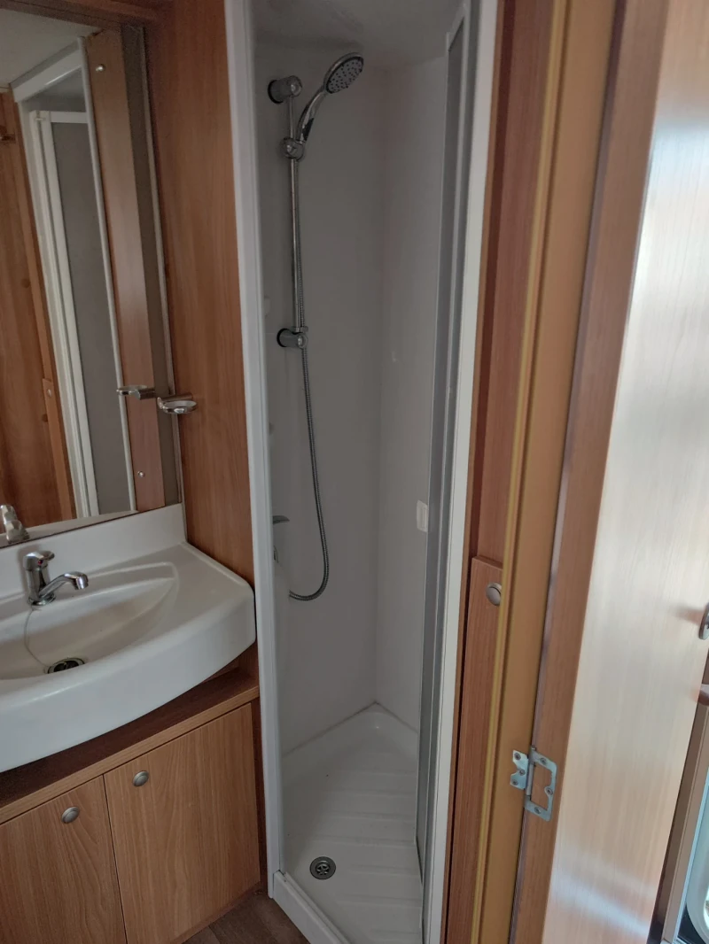 Каравана Swift Corniche 17/4, снимка 9 - Каравани и кемпери - 53081952