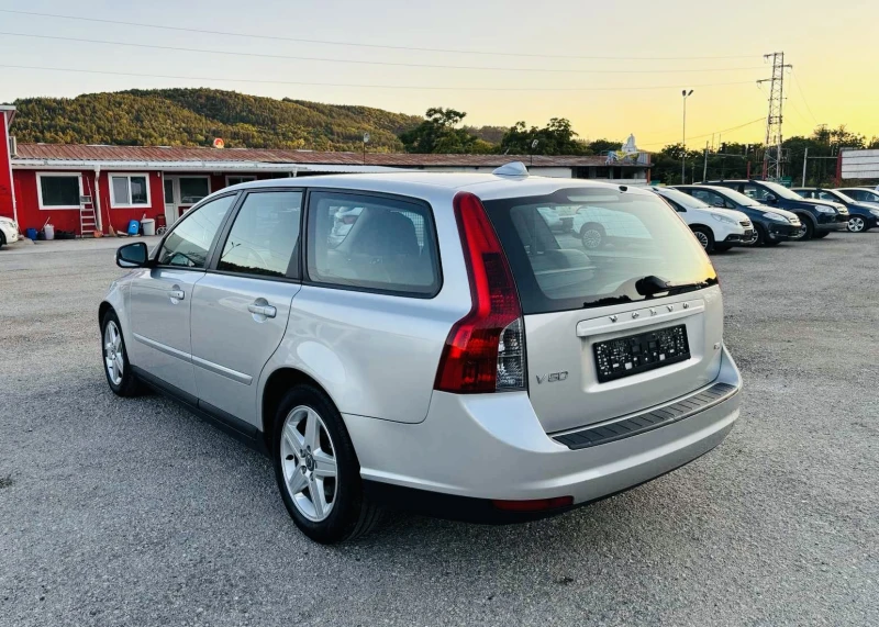 Volvo V50 1.6D КАТО НОВА, снимка 5 - Автомобили и джипове - 46850065