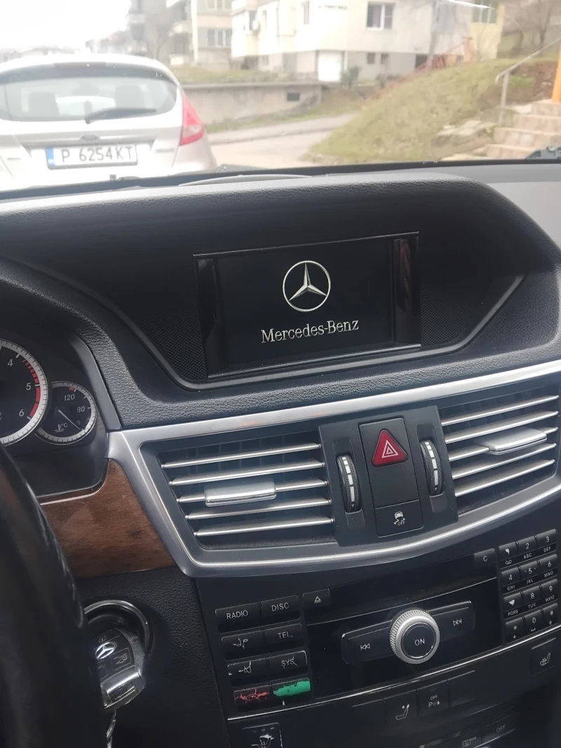 Mercedes-Benz E 220, снимка 4 - Автомобили и джипове - 48649420