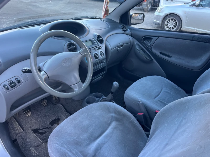 Toyota Yaris 1.0, снимка 11 - Автомобили и джипове - 48859349