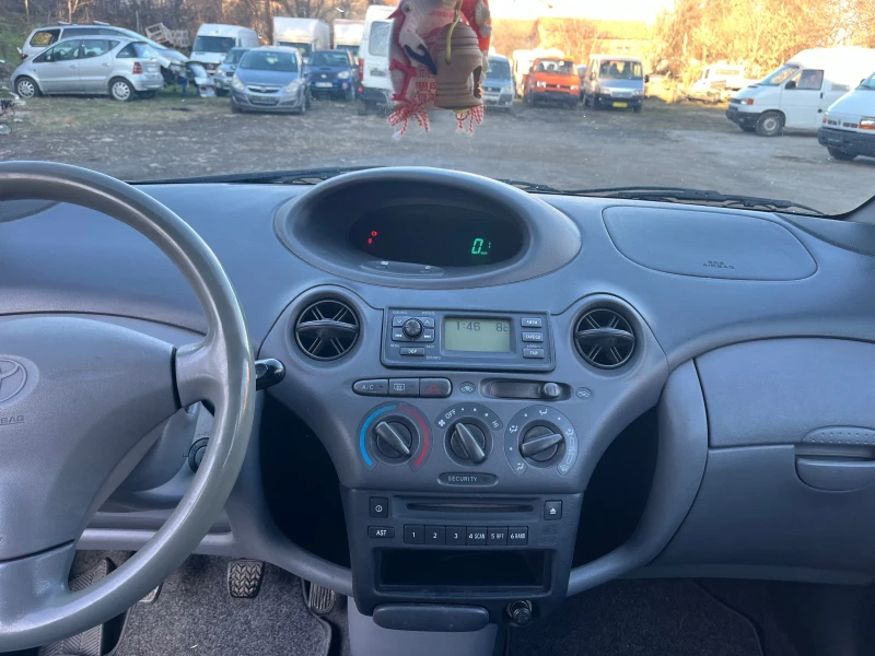 Toyota Yaris 1.0, снимка 10 - Автомобили и джипове - 48859349