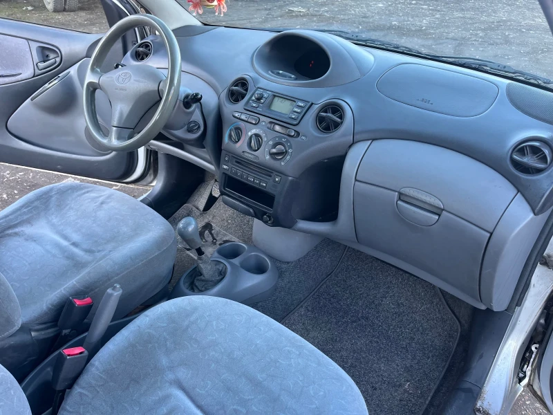 Toyota Yaris 1.0, снимка 9 - Автомобили и джипове - 48859349