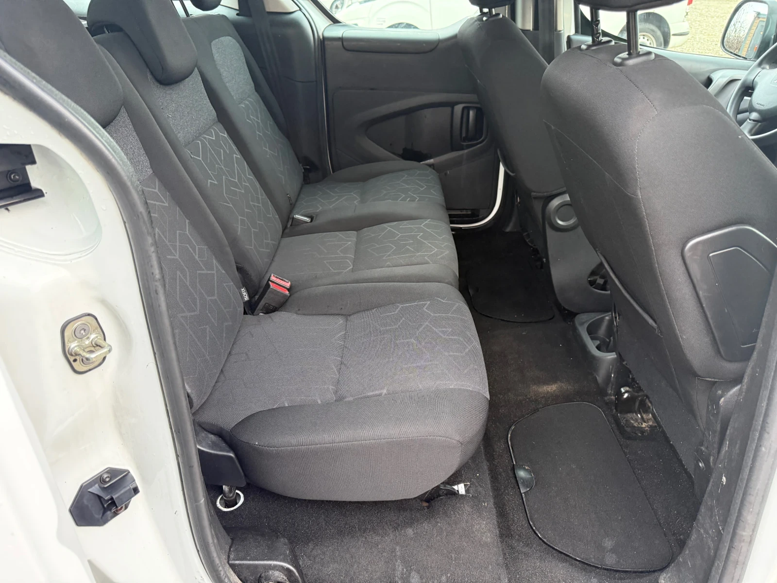 Peugeot Partner Tepee / 1.6 BlueHDI / Auto, снимка 13 - Автомобили и джипове - 53726626