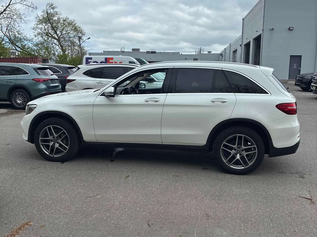 Mercedes-Benz GLC 300 4MATIC * ГЛАВНО ПРЕДСТАВИТЕЛСТВО НА MERCEDES* , снимка 3 - Автомобили и джипове - 54566704