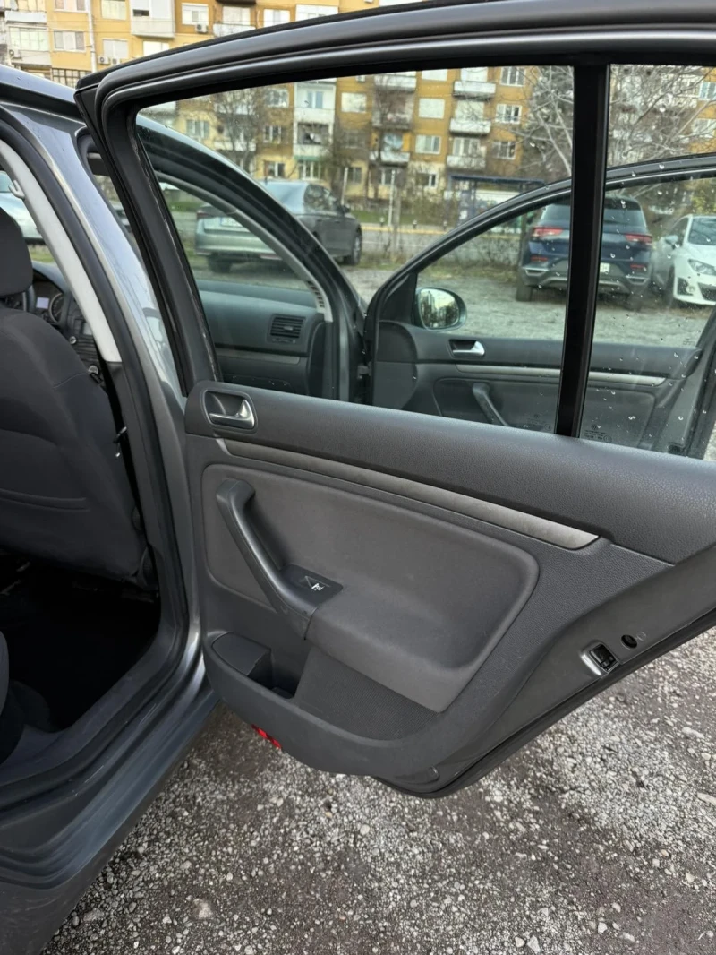 VW Golf 1.6 FSI АВТОМАТ, снимка 11 - Автомобили и джипове - 52713194