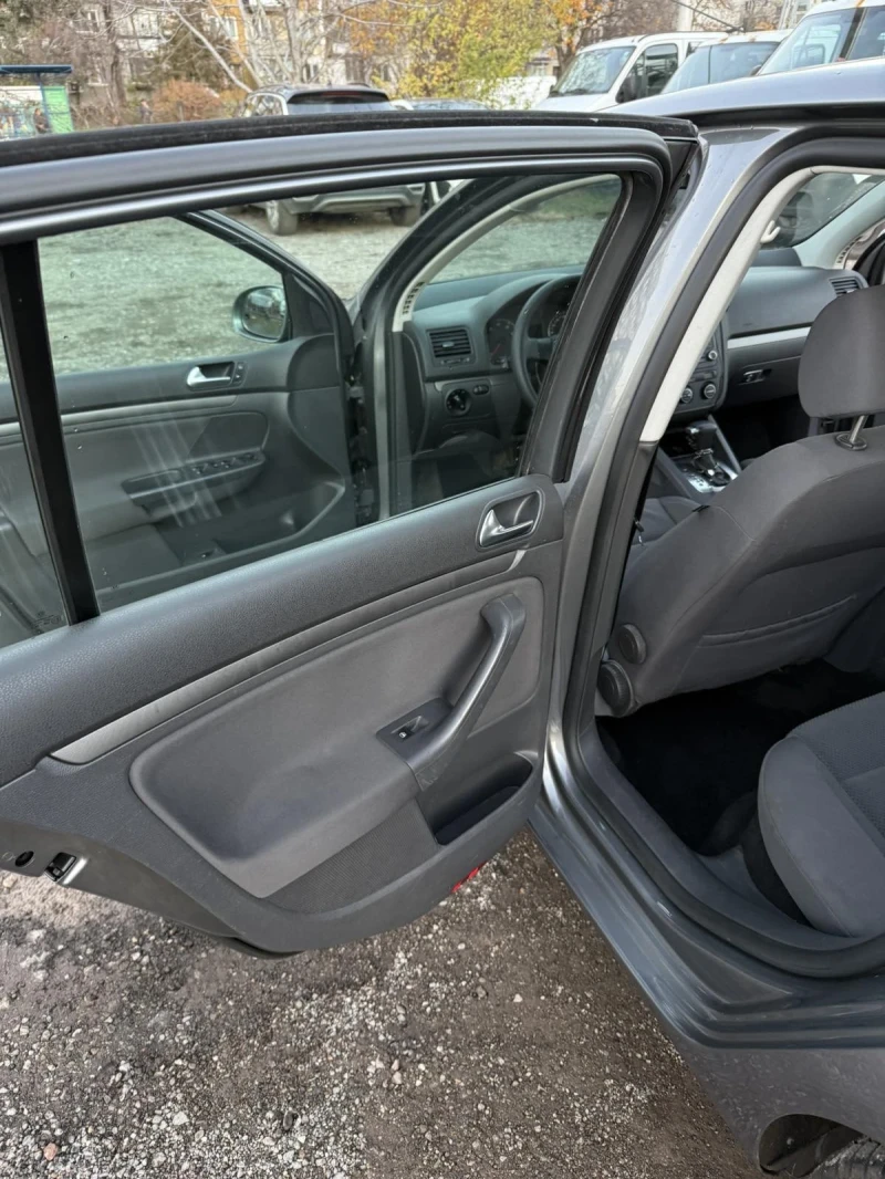 VW Golf 1.6 FSI АВТОМАТ, снимка 9 - Автомобили и джипове - 52713194