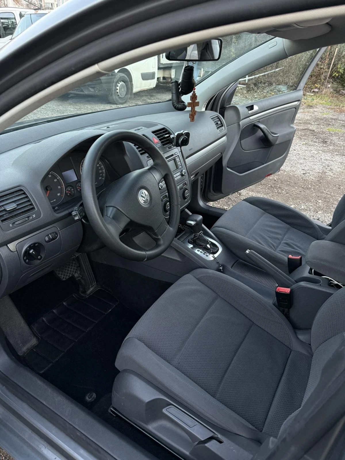 VW Golf 1.6 FSI АВТОМАТ - изображение 6