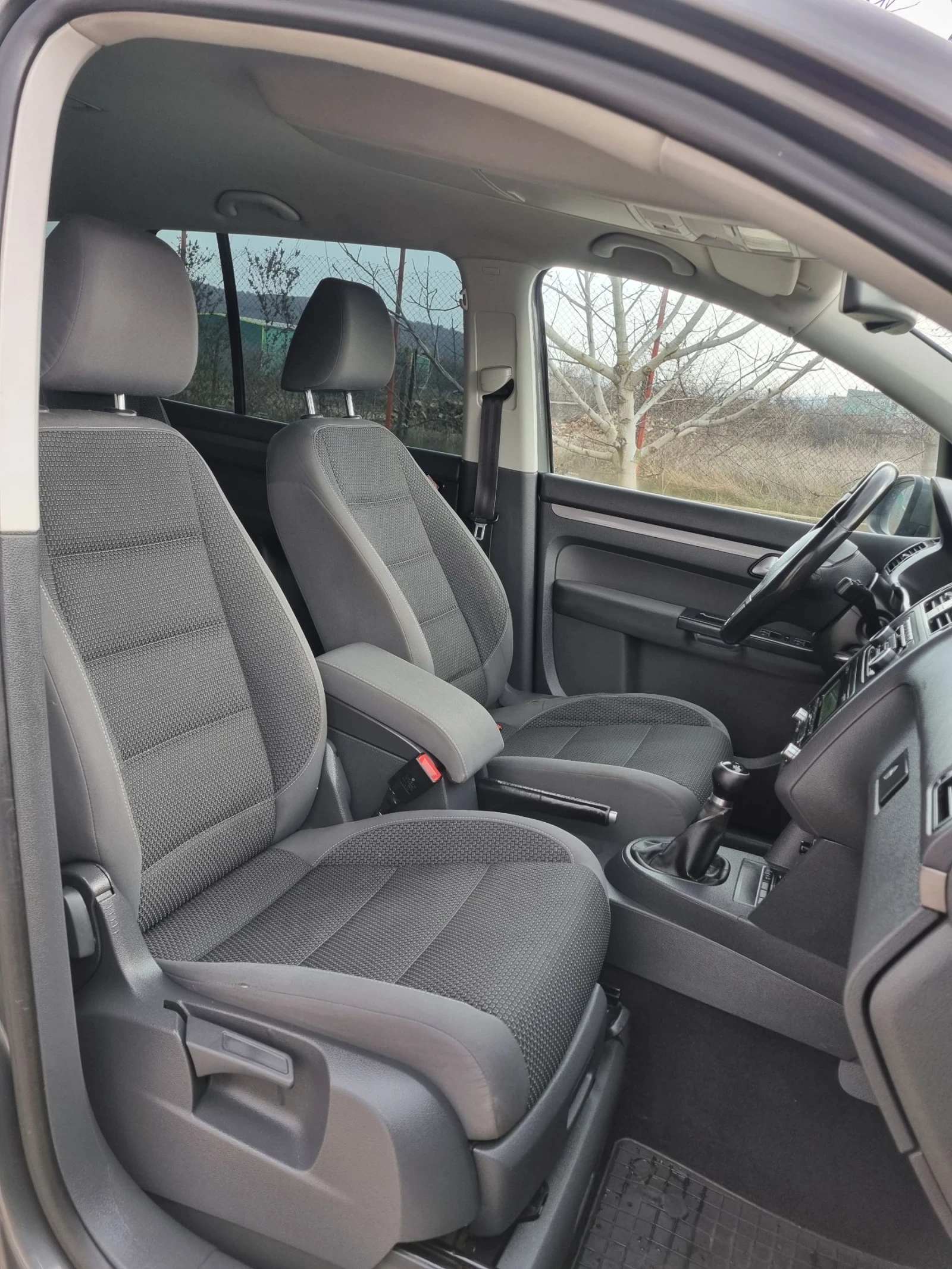 VW Touran 2.0tdi 140коня 7 местен, снимка 10 - Автомобили и джипове - 53861205