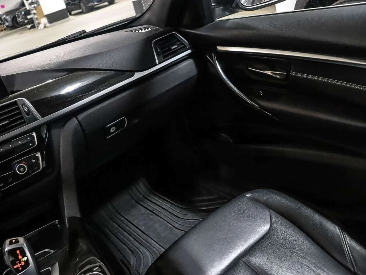 BMW 330 * 330i xDrive Sedan * CARFAX * ЦЕНА ДО БГ, снимка 13 - Автомобили и джипове - 54894216